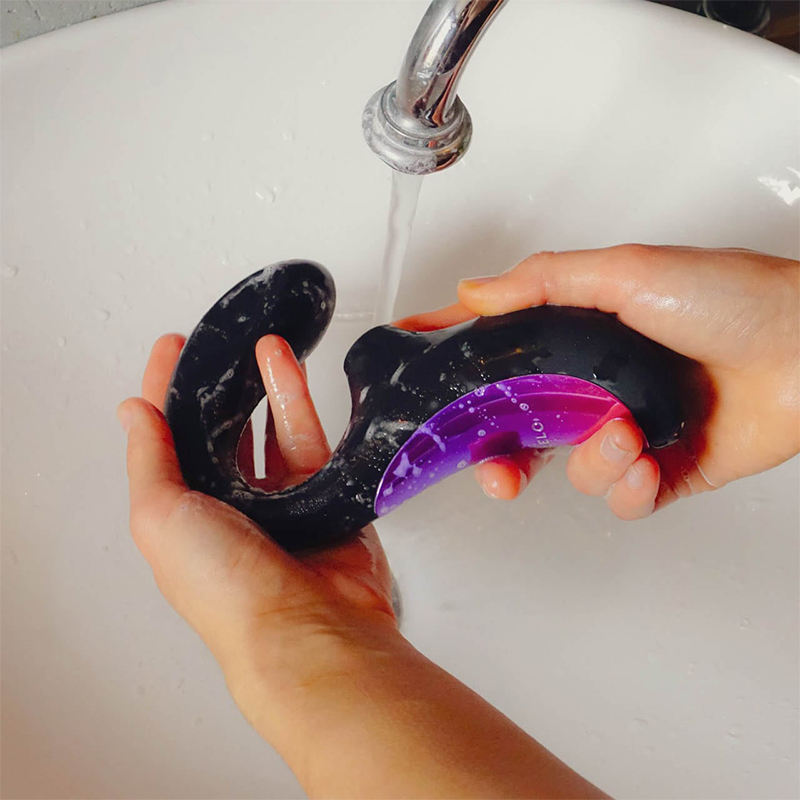 Уход за вашей секс-игрушкой: как мыть и хранить